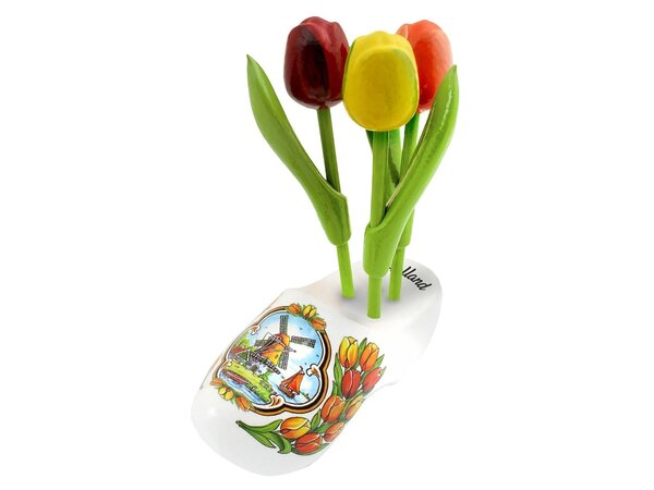Hölzerne Tulpen auf einem weißen Clog Hölzerne Tulpen auf einem weißen Clog