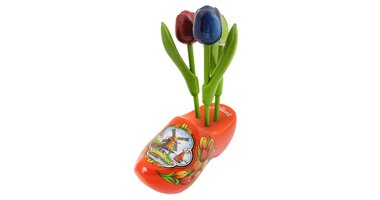 Hölzerne Tulpen auf einem Clog
