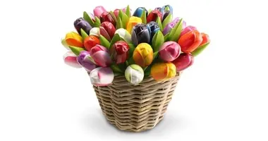Houten tulpen in een rieten mand Houten tulpen in een rieten mand