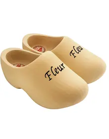 Holzschuhe mit Gravur
