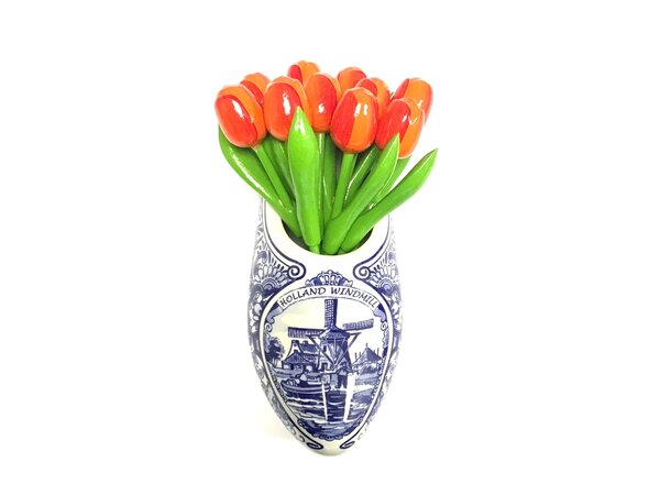 Kleine houten tulpen in een Delfts blauwe klomp
