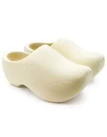 Sanded pointed wooden shoes