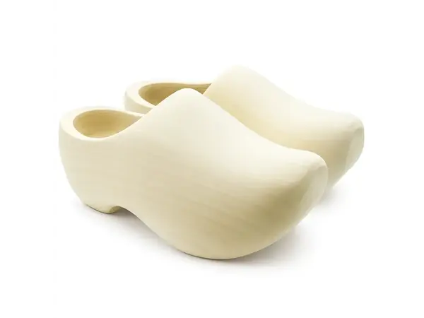 Blank gescheurte Holzschuhe mit spitze Nase