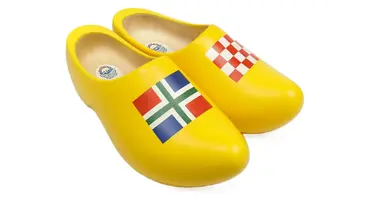 Holzschuhe mit Flagge