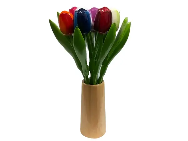 Kleine houten tulpen in een houten design vaas