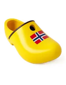 Holzschuhe in Form von einem Nistkasten mit Flagge