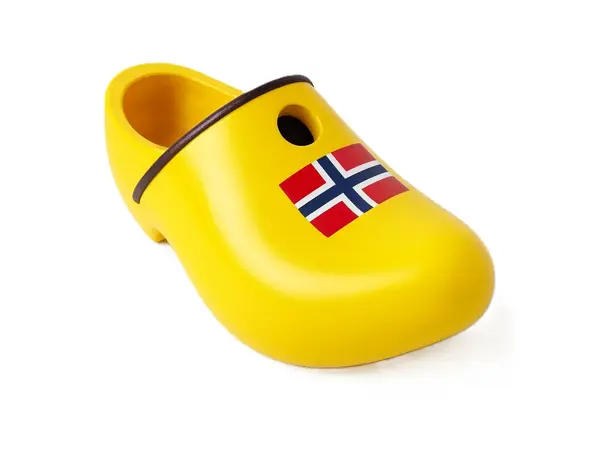 Holzschuhe in Form von einem Nistkasten mit Flagge