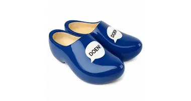 Holzschuhe mit Aufdruck