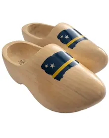 Houten klompen met vlag
