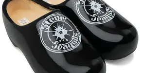 Holzschuhe, die man einfach anprobieren kann – De Hollandse Klompenwinkel