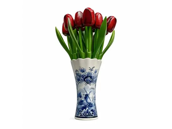 Rote Holztulpen in einer Delfter-blauen Vase