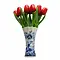  Orangefarbene Tulpen aus Holz in einer Delfter Blau-Vase