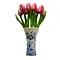  Rosa -weiße Holztulpen in einer Delfter-blauen Vase