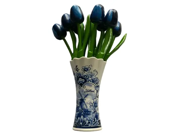 Blauwe houten tulpen in een Delfts blauwe vaas