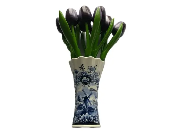 Dunkelviolette Holztulpen in einer Delfter-blauen Vase