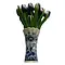  Dunkelviolette Holztulpen in einer Delfter-blauen Vase