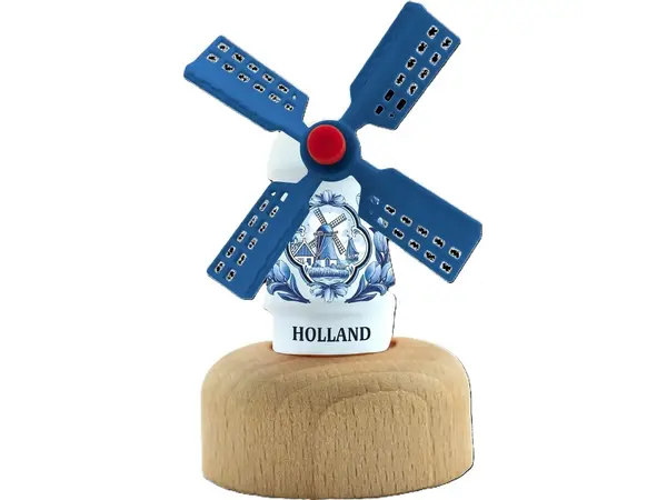 Witte houten molen op een terp