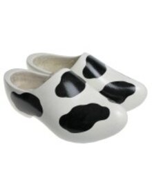Witte klompen met koeienvlekken