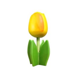 Gele houten tulp op een blad