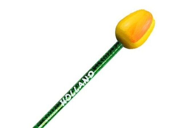 Tulpen aus Holz auf einem Bleistift gelb Tulpen aus Holz auf einem Bleistift gelb