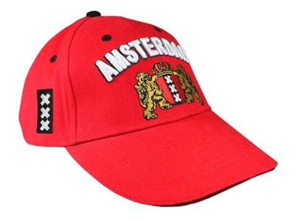 rode cap voorzien van het Amsterdam Wapen.