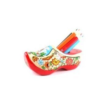 Roter Clog-Spitzer mit Buntstiften