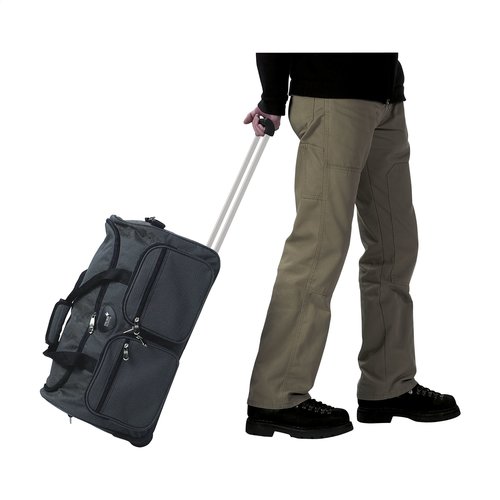 <p>Wil je een <strong>Milaan trolleytas bedrukken met logo</strong>? De 268126 is een ruime zachte trolleytas van duotone 600D polyester met circa 31,5 liter inhoud. Het grote hoofdvak, vier ritsvakken aan de voorzijde, twee wielen en de uitschuifbare handgreep maken dit model praktisch voor zakelijke trips, weekendjes weg en personeelsreizen.</p> <p> </p> <h2>31,5 liter voor korte reizen en overnachtingen</h2> <p>Met circa 31,5 liter inhoud biedt de Milaan ruimte voor kleding, schoenen en andere persoonlijke reisbenodigdheden voor een korte reis of zakelijke overnachting.</p> <p>De afmetingen van 57 x 30 x 30 cm maken dit een relatief ruime zachte trolley. Wil je de tas meenemen als handbagage in het vliegtuig, controleer dan altijd vooraf de actuele afmetingen en gewichtsregels van de luchtvaartmaatschappij.</p> <p> </p> <h2>Groot hoofdvak met vier ritsvakken</h2> <p>Het ruime hoofdcompartiment biedt plaats aan de grotere bagage. Aan de voorzijde zitten daarnaast vier aparte vakken m