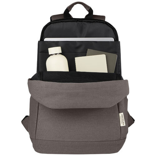 <p>Wil je een <strong>Joey GRS laptoprugzak graveren met logo</strong>? De 120678 is een 18 liter laptoprugzak van stevig GRS-gerecycled canvas met een gewatteerd vak voor laptops tot 15,6 inch en een apart tabletvak. Het verborgen achtervak, de overzichtelijke binnenzijde en het metalen plaatje voor lasergravure maken dit model interessant voor zakelijk dagelijks gebruik.</p> <p> </p> <h2>GRS-gerecycled canvas van 330 g/m²</h2> <p>De Joey is gemaakt van canvas met een materiaalgewicht van 330 g/m². De samenstelling bestaat uit 80% GRS-gecertificeerd gerecycled katoen en 20% katoen. De binnenzijde is afgewerkt met een GRS RPET-voering.</p> <p>Het canvas geeft de rugzak een wat natuurlijkere en minder technische uitstraling dan veel traditionele polyester laptoprugzakken.</p> <p> </p> <h2>Gewatteerd laptopvak voor 15,6 inch</h2> <p>Het gewatteerde laptopvak biedt ruimte aan laptops tot 15,6 inch. Daarnaast heeft de Joey een aparte tablethoes, zodat laptop en tablet ieder een eigen ple