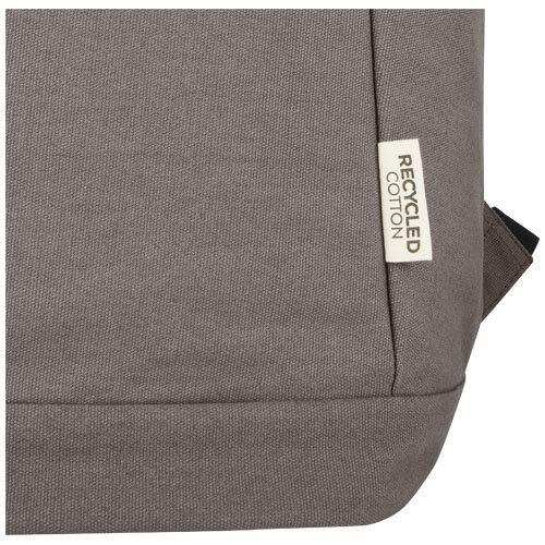 <p>Wil je een <strong>Joey GRS laptoprugzak graveren met logo</strong>? De 120678 is een 18 liter laptoprugzak van stevig GRS-gerecycled canvas met een gewatteerd vak voor laptops tot 15,6 inch en een apart tabletvak. Het verborgen achtervak, de overzichtelijke binnenzijde en het metalen plaatje voor lasergravure maken dit model interessant voor zakelijk dagelijks gebruik.</p> <p> </p> <h2>GRS-gerecycled canvas van 330 g/m²</h2> <p>De Joey is gemaakt van canvas met een materiaalgewicht van 330 g/m². De samenstelling bestaat uit 80% GRS-gecertificeerd gerecycled katoen en 20% katoen. De binnenzijde is afgewerkt met een GRS RPET-voering.</p> <p>Het canvas geeft de rugzak een wat natuurlijkere en minder technische uitstraling dan veel traditionele polyester laptoprugzakken.</p> <p> </p> <h2>Gewatteerd laptopvak voor 15,6 inch</h2> <p>Het gewatteerde laptopvak biedt ruimte aan laptops tot 15,6 inch. Daarnaast heeft de Joey een aparte tablethoes, zodat laptop en tablet ieder een eigen ple