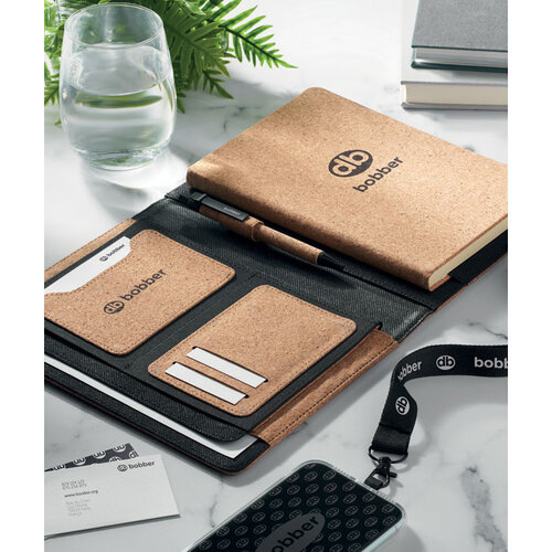 A5 portfolio van kurk MO2097 – duurzame portfolio met harde kurken omslag, gerecycled papier en pen, ideaal relatiegeschenk