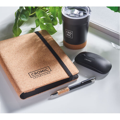 A5 portfolio van kurk MO2097 – duurzame portfolio met harde kurken omslag, gerecycled papier en pen, ideaal relatiegeschenk