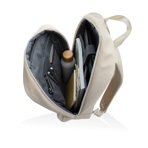 <p>Wil je een <strong>Armond AWARE™ laptoprugzak bedrukken met logo</strong>? De P763.30 is een moderne rugzak van gerecycled rPET met een gevoerd vak voor laptops tot 15,6 inch. Het ruime hoofdvak en het voorvak met rits houden de indeling eenvoudig en praktisch voor dagelijks woon-werkverkeer.</p> <p> </p> <h2>15,6 inch laptopvak voor dagelijks werk</h2> <p>Het gevoerde laptopvak geeft een laptop tot 15,6 inch een eigen plaats in de rugzak. In het hoofdvak blijft daarnaast ruimte voor documenten, een oplader, notitieboek en andere spullen die je gedurende een werkdag nodig hebt.</p> <p>Bestel je de Armond voor meerdere medewerkers? Controleer dan naast de schermdiagonaal ook de werkelijke afmetingen van de laptops en eventuele beschermhoezen. Zo weet je vooraf of hetzelfde model voor iedereen geschikt is.</p> <p> </p> <h2>Eenvoudige indeling zonder onnodig veel vakken</h2> <p>De Armond houdt de indeling bewust overzichtelijk. Het hoofdvak biedt de belangrijkste opbergruimte en aan
