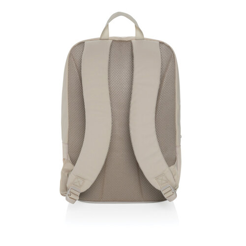 <p>Wil je een <strong>Armond AWARE™ laptoprugzak bedrukken met logo</strong>? De P763.30 is een moderne rugzak van gerecycled rPET met een gevoerd vak voor laptops tot 15,6 inch. Het ruime hoofdvak en het voorvak met rits houden de indeling eenvoudig en praktisch voor dagelijks woon-werkverkeer.</p> <p> </p> <h2>15,6 inch laptopvak voor dagelijks werk</h2> <p>Het gevoerde laptopvak geeft een laptop tot 15,6 inch een eigen plaats in de rugzak. In het hoofdvak blijft daarnaast ruimte voor documenten, een oplader, notitieboek en andere spullen die je gedurende een werkdag nodig hebt.</p> <p>Bestel je de Armond voor meerdere medewerkers? Controleer dan naast de schermdiagonaal ook de werkelijke afmetingen van de laptops en eventuele beschermhoezen. Zo weet je vooraf of hetzelfde model voor iedereen geschikt is.</p> <p> </p> <h2>Eenvoudige indeling zonder onnodig veel vakken</h2> <p>De Armond houdt de indeling bewust overzichtelijk. Het hoofdvak biedt de belangrijkste opbergruimte en aan
