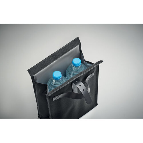 Chill RPET koeltas MO2557 van 600D RPET polyester met rolltop sluiting, PEVA-isolatie en PU handgreep bedrukken met logo