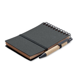 B7 gerecycled notitieboek met pen Notie MO2481 – compact notitieboek van gerecycled papier en PU met 140 pagina’s en eco-pen, ideaal relatiegeschenk