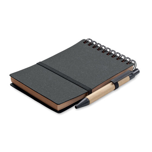 B7 gerecycled notitieboek met pen Notie MO2481 – compact notitieboek van gerecycled papier en PU met 140 pagina’s en eco-pen, ideaal relatiegeschenk