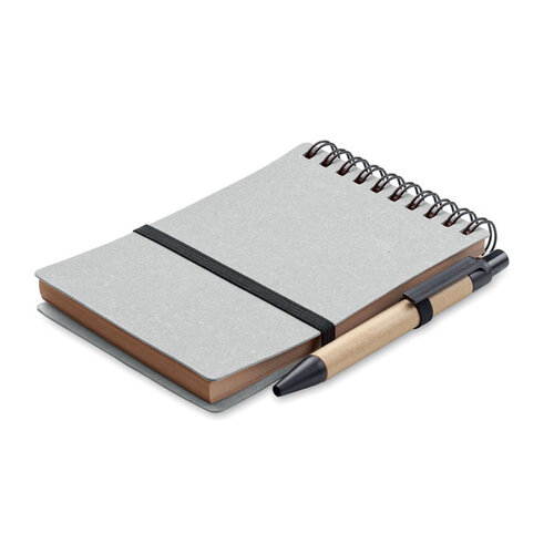 B7 gerecycled notitieboek met pen Notie MO2481 – compact notitieboek van gerecycled papier en PU met 140 pagina’s en eco-pen, ideaal relatiegeschenk