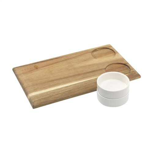 DéBlé Wooosh Pincho serveerplank (261799) van FSC 100% acaciahout met twee porseleinen schaaltjes