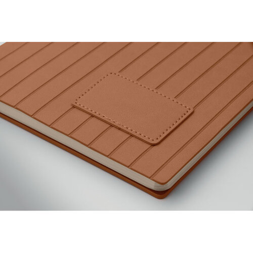 A5 Notitieboek in Smokey PU – MO2663, duurzaam relatiegeschenk met geribbelde cover van gerecycled materiaal en 160 gelinieerde pagina’s, inclusief PU-patch voor logo