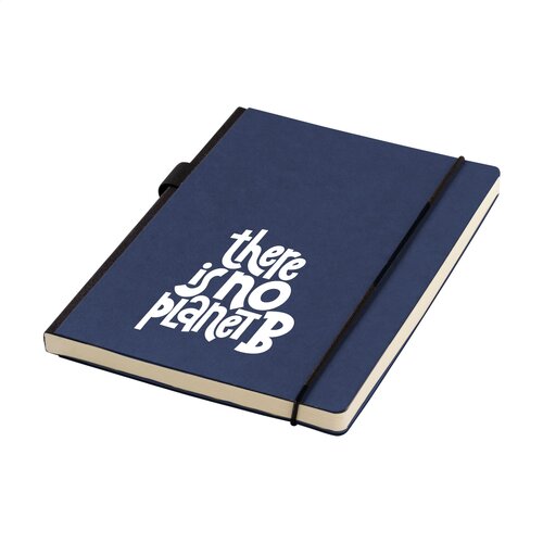 Craftnote Notebook notitieboek 2073 in A5-formaat met kraftkartonnen cover, 160 gelinieerde pagina’s, sluitelastiek, pennenlus en opbergvak