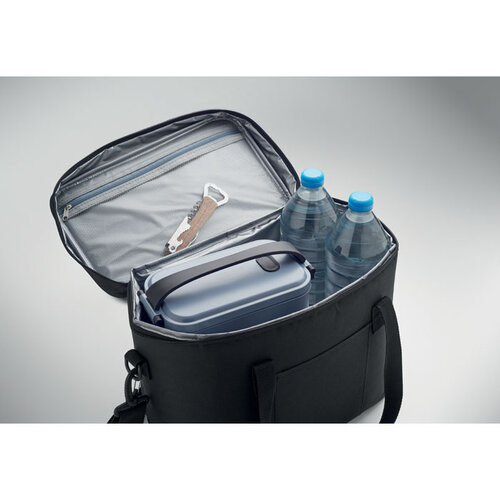 Gelid RPET koeltas MO2788 van 600D RPET polyester met 18 liter inhoud, PEVA-isolatie, verstelbare schouderband en voorvak bedrukken met logo