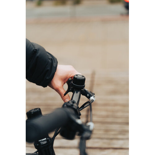 Bike Finder Dual P301.14 fietsbel met Apple Find My en Android Find Hub tracker bedrukt met logo