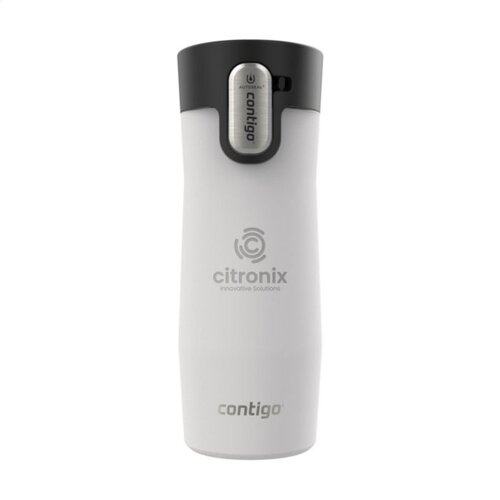 <p>Wil je een <strong>Contigo West Loop 3.0 thermosbeker bedrukken met logo</strong>? De 263166 is een dubbelwandige vacuümgeïsoleerde thermosbeker van 470 ml met roestvrijstalen binnenzijde, AUTOSEAL™-sluiting en extra veiligheidsvergrendeling. Met een warmhoudtijd tot 11 uur en koudhoudtijd tot 24 uur is dit model gemaakt voor medewerkers en relaties die hun drank langdurig op temperatuur willen houden.</p> <p> </p> <h2>AUTOSEAL sluit automatisch na iedere slok</h2> <p>De AUTOSEAL™-technologie sluit de drinkopening automatisch wanneer je stopt met drinken. Daardoor hoeft de gebruiker niet telkens handmatig een klep of dop terug te sluiten.</p> <p>Contigo omschrijft het ontwerp als lek- en morsvrij. De extra veiligheidsvergrendeling helpt voorkomen dat de drinkknop onderweg onbedoeld wordt ingedrukt.</p> <p> </p> <h2>Tot 11 uur warm en 24 uur koud</h2> <p>De THERMALOCK™-technologie combineert een dubbelwandige constructie met vacuümisolatie. Volgens Clipper blijft een drank t
