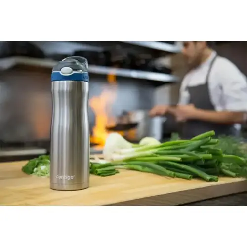 <p>Wil je een <strong>Contigo Ashland Chill waterfles bedrukken met logo</strong>? De 267852 is een dubbelwandige roestvrijstalen drinkfles van 590 ml met vacuümisolatie, AUTOSPOUT™-technologie, een extra vergrendeling en geïntegreerde karabijnhaak. Dit model is gemaakt voor medewerkers en relaties die hun drinken langdurig koud willen houden tijdens werk, reizen en onderweg.</p> <p> </p> <h2>AUTOSPOUT opent de drinktuit met één druk</h2> <p>Met AUTOSPOUT™ komt de drinktuit omhoog wanneer je op de knop drukt. Na het drinken kan de tuit weer worden gesloten, waardoor deze beter beschermd blijft wanneer de fles niet wordt gebruikt.</p> <p>De waterfles is met één hand te bedienen. Dat is praktisch tijdens woon-werkverkeer, buitendienstwerk, evenementen en andere momenten waarop je snel wilt kunnen drinken.</p> <p> </p> <h2>Tot 24 uur koud met THERMALOCK</h2> <p>De dubbelwandige roestvrijstalen constructie is vacuümgeïsoleerd en voorzien van THERMALOCK™-technologie. Volgens C