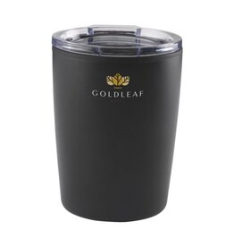 <p>Wil je een <strong>Espresso-to-Go RCS thermosbeker 170 ml bedrukken met logo</strong>? De 261015 is een compacte dubbelwandige espressobeker met een buitenzijde van gerecycled RVS en een kunststof binnenwand. Dankzij de beperkte hoogte past hij goed onder een koffieapparaat en is hij ook praktisch voor gebruik in de auto.</p> <p> </p> <h2>Compacte espressobeker van 170 ml</h2> <p>Met een inhoud van 170 ml is de Espresso-to-Go duidelijk compacter dan een traditionele thermosbeker. Het formaat is afgestemd op espresso, lungo en andere kleinere koffies waarbij een grote reisbeker niet nodig is.</p> <p>Door de beperkte hoogte past de beker volgens de leverancier perfect onder een koffieapparaat. Dat maakt hem vooral interessant voor kantoor, koffiecorners en medewerkers die hun koffie direct in een herbruikbare beker willen zetten.</p> <p> </p> <h2>Dubbelwandig met gerecycled RVS</h2> <p>De buitenzijde is gemaakt van gerecycled roestvrij staal en de binnenwand van kunststof. Samen vorme