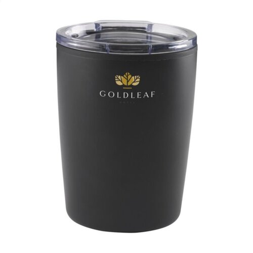 <p>Wil je een <strong>Espresso-to-Go RCS thermosbeker 170 ml bedrukken met logo</strong>? De 261015 is een compacte dubbelwandige espressobeker met een buitenzijde van gerecycled RVS en een kunststof binnenwand. Dankzij de beperkte hoogte past hij goed onder een koffieapparaat en is hij ook praktisch voor gebruik in de auto.</p> <p> </p> <h2>Compacte espressobeker van 170 ml</h2> <p>Met een inhoud van 170 ml is de Espresso-to-Go duidelijk compacter dan een traditionele thermosbeker. Het formaat is afgestemd op espresso, lungo en andere kleinere koffies waarbij een grote reisbeker niet nodig is.</p> <p>Door de beperkte hoogte past de beker volgens de leverancier perfect onder een koffieapparaat. Dat maakt hem vooral interessant voor kantoor, koffiecorners en medewerkers die hun koffie direct in een herbruikbare beker willen zetten.</p> <p> </p> <h2>Dubbelwandig met gerecycled RVS</h2> <p>De buitenzijde is gemaakt van gerecycled roestvrij staal en de binnenwand van kunststof. Samen vorme