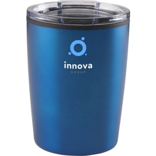 <p>Wil je een <strong>Espresso-to-Go RCS thermosbeker 170 ml bedrukken met logo</strong>? De 261015 is een compacte dubbelwandige espressobeker met een buitenzijde van gerecycled RVS en een kunststof binnenwand. Dankzij de beperkte hoogte past hij goed onder een koffieapparaat en is hij ook praktisch voor gebruik in de auto.</p> <p> </p> <h2>Compacte espressobeker van 170 ml</h2> <p>Met een inhoud van 170 ml is de Espresso-to-Go duidelijk compacter dan een traditionele thermosbeker. Het formaat is afgestemd op espresso, lungo en andere kleinere koffies waarbij een grote reisbeker niet nodig is.</p> <p>Door de beperkte hoogte past de beker volgens de leverancier perfect onder een koffieapparaat. Dat maakt hem vooral interessant voor kantoor, koffiecorners en medewerkers die hun koffie direct in een herbruikbare beker willen zetten.</p> <p> </p> <h2>Dubbelwandig met gerecycled RVS</h2> <p>De buitenzijde is gemaakt van gerecycled roestvrij staal en de binnenwand van kunststof. Samen vorme