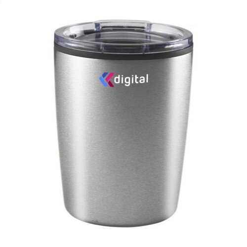 <p>Wil je een <strong>Espresso-to-Go RCS thermosbeker 170 ml bedrukken met logo</strong>? De 261015 is een compacte dubbelwandige espressobeker met een buitenzijde van gerecycled RVS en een kunststof binnenwand. Dankzij de beperkte hoogte past hij goed onder een koffieapparaat en is hij ook praktisch voor gebruik in de auto.</p> <p> </p> <h2>Compacte espressobeker van 170 ml</h2> <p>Met een inhoud van 170 ml is de Espresso-to-Go duidelijk compacter dan een traditionele thermosbeker. Het formaat is afgestemd op espresso, lungo en andere kleinere koffies waarbij een grote reisbeker niet nodig is.</p> <p>Door de beperkte hoogte past de beker volgens de leverancier perfect onder een koffieapparaat. Dat maakt hem vooral interessant voor kantoor, koffiecorners en medewerkers die hun koffie direct in een herbruikbare beker willen zetten.</p> <p> </p> <h2>Dubbelwandig met gerecycled RVS</h2> <p>De buitenzijde is gemaakt van gerecycled roestvrij staal en de binnenwand van kunststof. Samen vorme