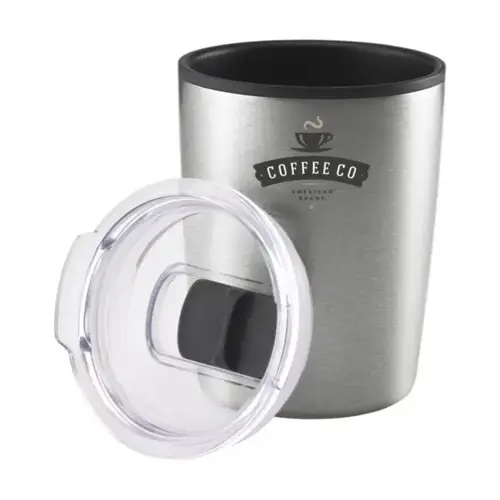 <p>Wil je een <strong>Espresso-to-Go RCS thermosbeker 170 ml bedrukken met logo</strong>? De 261015 is een compacte dubbelwandige espressobeker met een buitenzijde van gerecycled RVS en een kunststof binnenwand. Dankzij de beperkte hoogte past hij goed onder een koffieapparaat en is hij ook praktisch voor gebruik in de auto.</p> <p> </p> <h2>Compacte espressobeker van 170 ml</h2> <p>Met een inhoud van 170 ml is de Espresso-to-Go duidelijk compacter dan een traditionele thermosbeker. Het formaat is afgestemd op espresso, lungo en andere kleinere koffies waarbij een grote reisbeker niet nodig is.</p> <p>Door de beperkte hoogte past de beker volgens de leverancier perfect onder een koffieapparaat. Dat maakt hem vooral interessant voor kantoor, koffiecorners en medewerkers die hun koffie direct in een herbruikbare beker willen zetten.</p> <p> </p> <h2>Dubbelwandig met gerecycled RVS</h2> <p>De buitenzijde is gemaakt van gerecycled roestvrij staal en de binnenwand van kunststof. Samen vorme