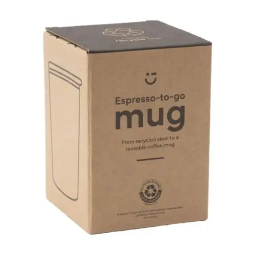 <p>Wil je een <strong>Espresso-to-Go RCS thermosbeker 170 ml bedrukken met logo</strong>? De 261015 is een compacte dubbelwandige espressobeker met een buitenzijde van gerecycled RVS en een kunststof binnenwand. Dankzij de beperkte hoogte past hij goed onder een koffieapparaat en is hij ook praktisch voor gebruik in de auto.</p> <p> </p> <h2>Compacte espressobeker van 170 ml</h2> <p>Met een inhoud van 170 ml is de Espresso-to-Go duidelijk compacter dan een traditionele thermosbeker. Het formaat is afgestemd op espresso, lungo en andere kleinere koffies waarbij een grote reisbeker niet nodig is.</p> <p>Door de beperkte hoogte past de beker volgens de leverancier perfect onder een koffieapparaat. Dat maakt hem vooral interessant voor kantoor, koffiecorners en medewerkers die hun koffie direct in een herbruikbare beker willen zetten.</p> <p> </p> <h2>Dubbelwandig met gerecycled RVS</h2> <p>De buitenzijde is gemaakt van gerecycled roestvrij staal en de binnenwand van kunststof. Samen vorme